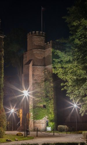 Baszta w Żmigrodzie nocą