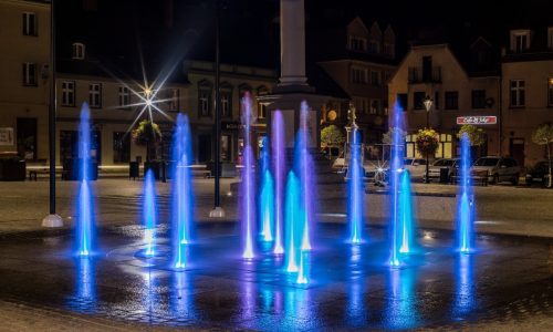 Fontanna w Żmigrodzie nocą