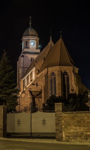 Kościół Św. Trójcy w Żmigrodzie nocą