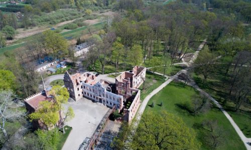 Ruiny pałacu w Żmigrodzie i widok na park z lotu ptaka