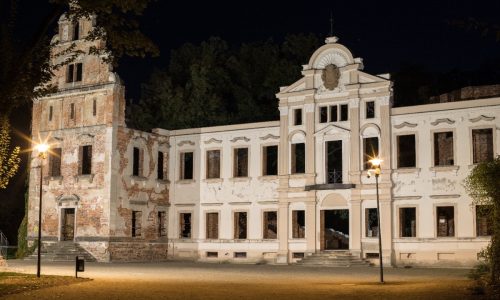 Ruiny pałacu w Żmigrodzie nocą