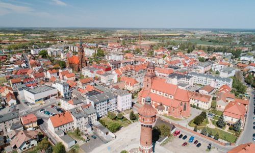 Wieża ciśnień w Żmigrodzie z lotu ptaka